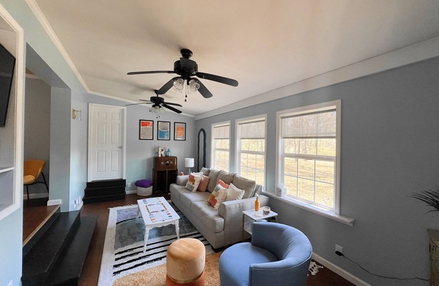 Private Cabin Near Nashville. Countryside home with city convenience.