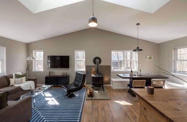 Private Cabin with Guesthouse, Hot Tub, Fire Pits