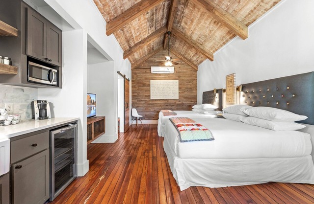 Private cabin with Two Queen Beds, Private Patio with Creek View