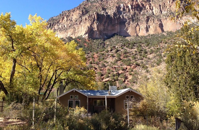 Private cottage located on the Jemez River and close to town.