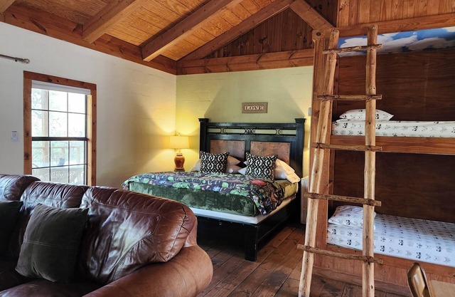 Private, Cozy Cabin on 6 acres with Mountain Views in the Heart of the Texas Hill Country Near Lost Maples and Garner State Parks