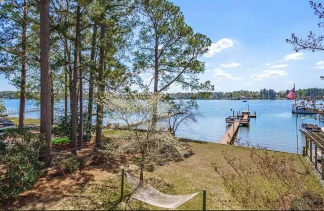 Private Dock & LAKE access! Hottub! Play area!