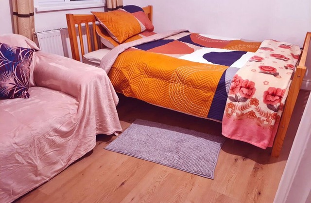 Private double room in a ahare flat available in East London