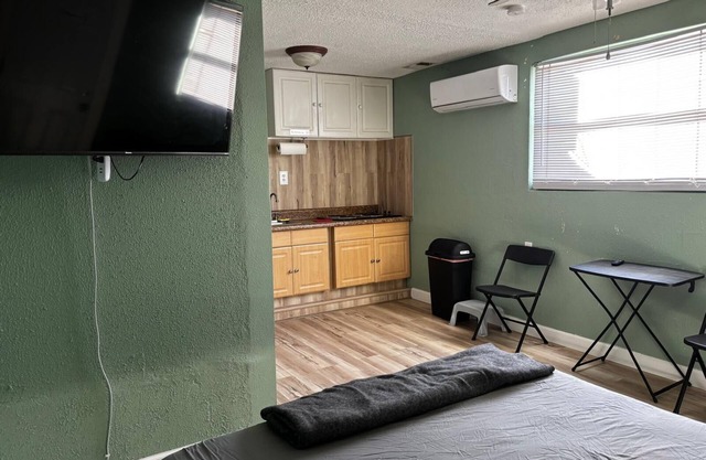 Private Efficiency in Sarasota-1BR, Pet-Friendly,Patio,Close to Beaches, 2People
