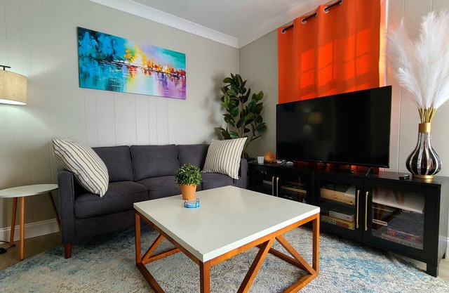 Private family, pet friendly with fenced yard near Limestone College and Outlets