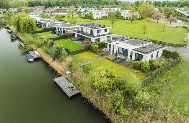 Private Finnish sauna, Luxury kitchen with bean coffee maker and large gas stove, With swimming jetty on the water.