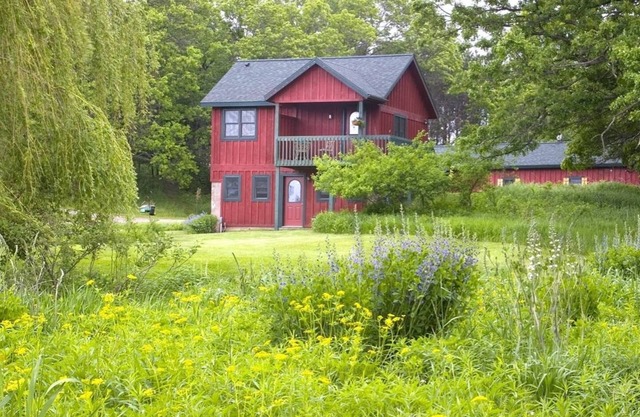 Private guest house w/jacuzzi tub, gas fireplace close to several famous parks