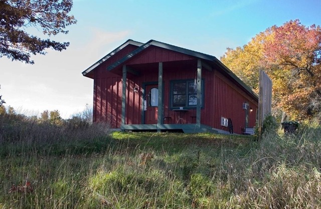 Private guest house w/jacuzzi tub, gas fireplace close to several famous parks