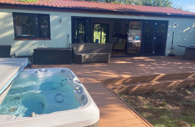 Private Guesthouse, with garden views and jacuzzi