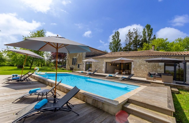 Private heated pool. Quiet location, 2km to restaurant. Near to historic towns