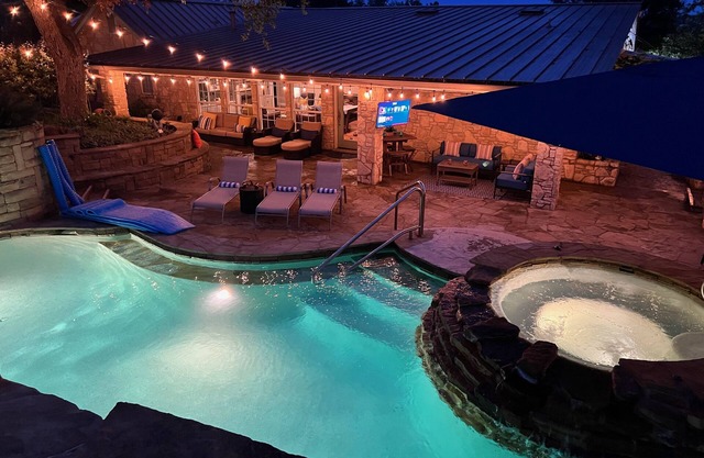 Private High-End Resort. 1-Story. Heated Pool + Huge HotTub, GameRoom, Fireplace