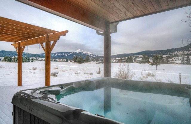 Private Hot Tub! Pool Table, Mountain Views, Ski Shuttle close by!