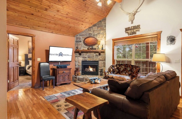 Private HotTub! Minutes to Silver Dollar City! First Responder Owned! Local Hero at Stonebridge!