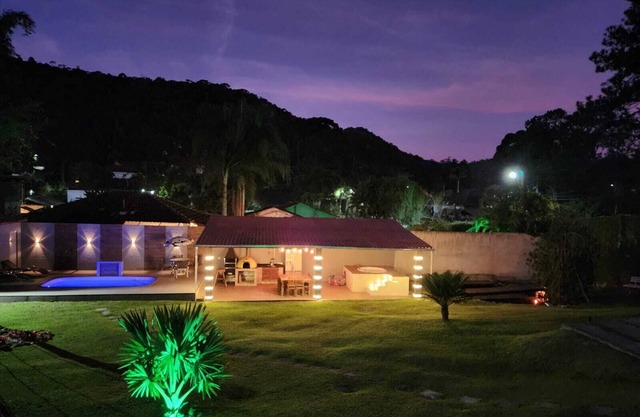 Private house with swimming pool, heated spa, gym and fire place!