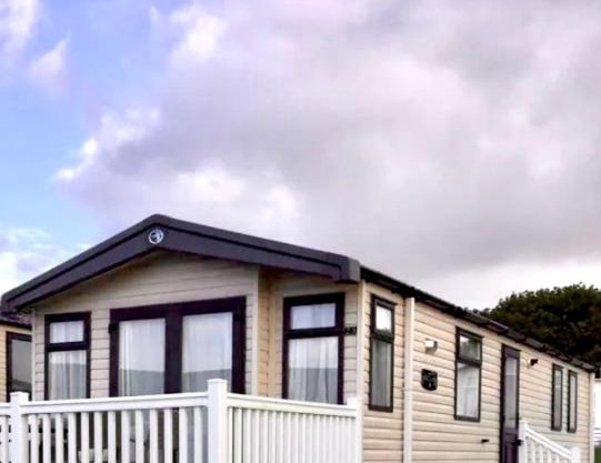 Private Lakeside Cabin