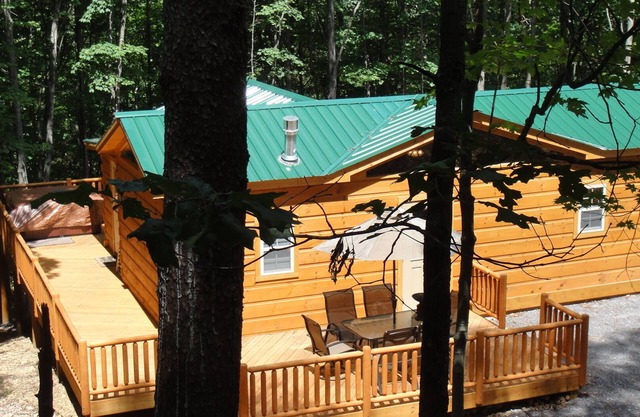 Private Log Cabin - Hot Tub, NEW SatelliteWi-Fi, Fireplace, Sm Pet Considered