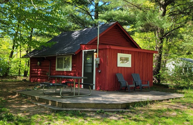 Private Log Cabin, 4 min walk to Torch Lake