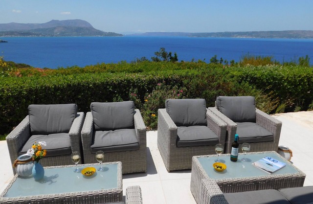Private Luxury 4 - 5 Bedroom Villa w/Infinity Pool, Games Room & Amazing Views