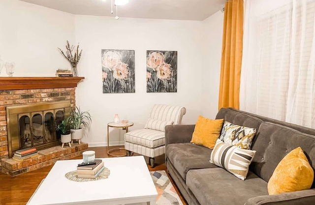 Private Master Bedroom in Beautiful Townhome