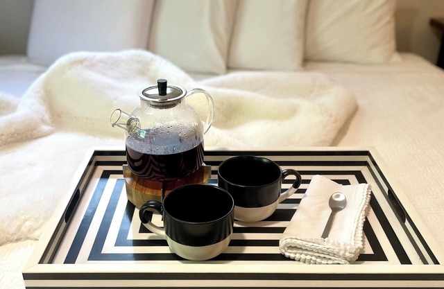 Private Mid-Century Garden Apartment, King Sized Bed, Downtown 1.0 mile