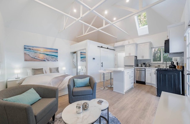 Private modern studio in the heart of LA.nFully equipped w/full kitchen, W/Dn