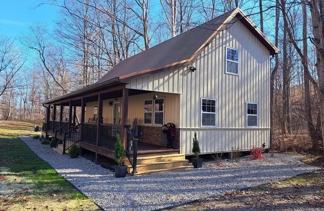 Private pond, fishing, on-site hiking, hot tub and only 15 minutes to Ash Cave!