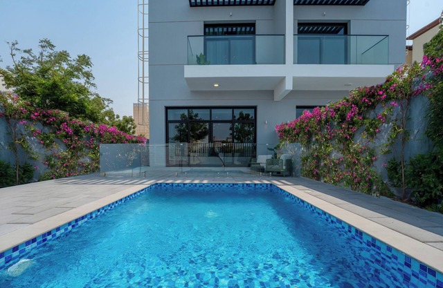 Private Pool Paradise Villa! Dubai Mall in a Flash