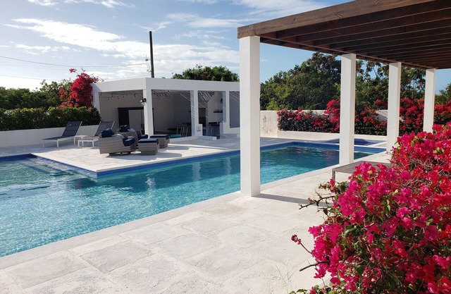 Private Resort Style Villa and Pool close to beaches