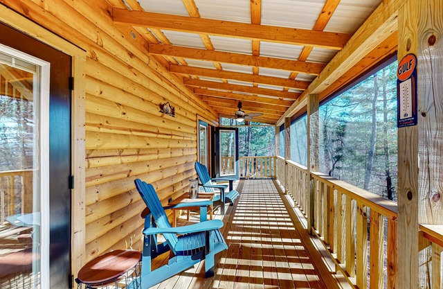 Private retreat near downtown with mtn views, fireplace, AC, & Hot tub