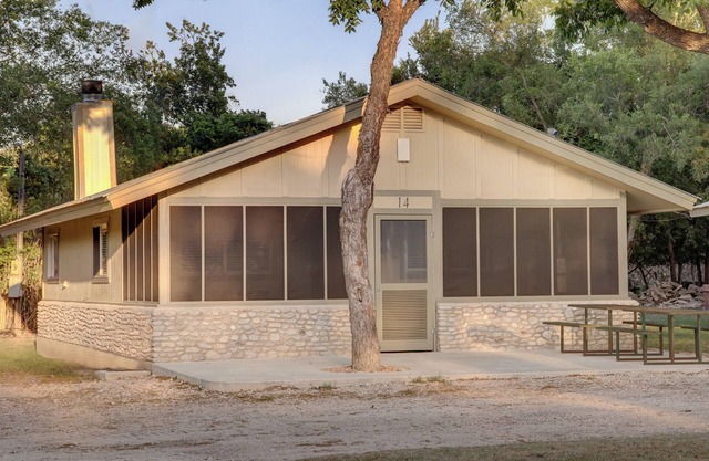 Private riverfront, kayaks, vacation cabin - Hunt, TX