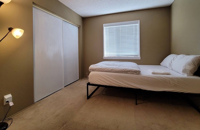 Private Room [#1] - 2 Queen Beds - Shared Bathroom