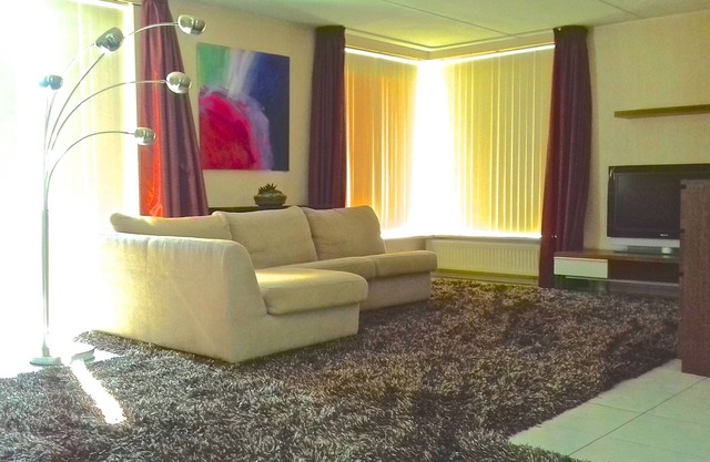 Private Room in Comfortable House (Free Parking + WiFi - 40km from A'dam)