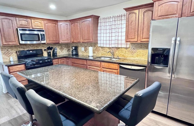 Private Room in Spacious 4 BR Home for Professionals