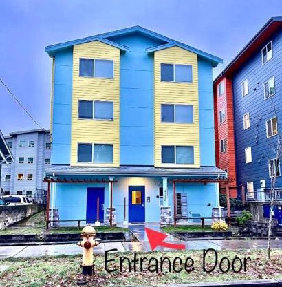 Private Room with Shared Bathroom with Another Unit, 10 Minutes Walk to University of Washington