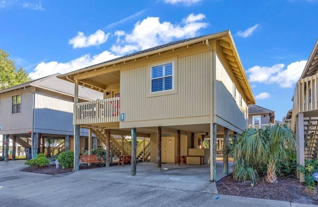 Private Seaside Cottage. Pool Access, Balcony, Outdoor Bar, Short Walk To Beach!