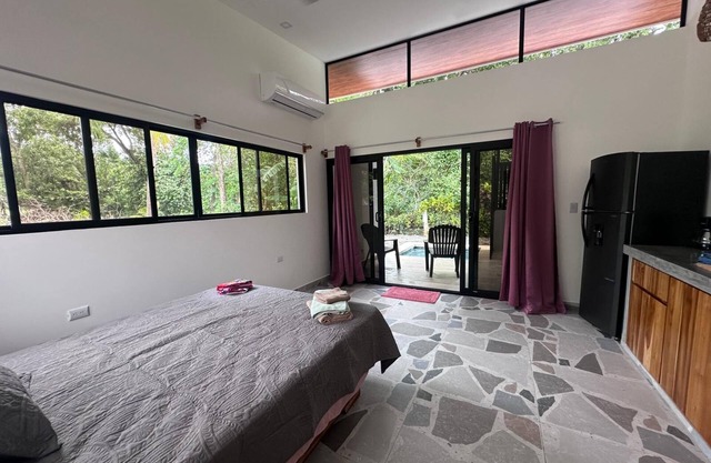 Private Studio, 90 seconds to the beach, with AC, WiFi, & Pool