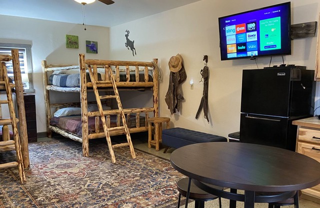 Private Studio Bunk House on 70 acre horse ranch