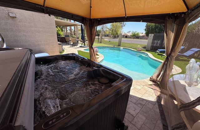 Private Suite with Pool, Cabana, HotTub, FirePit and Putting Green