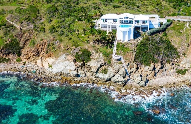 Private Oceanfront Luxury Villa, Infinity Pool, Gym, Short Walk to Sandy Beach