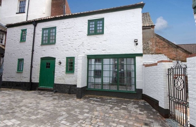 Private Town Centre Barn Full of original charm. Pet friendly!