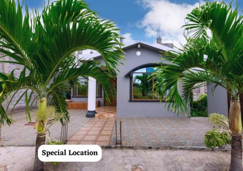 Private Villa in San Cristóbal, 2 Rooms, 6 Beds, AC, WiFi, Kitchen, Washer & Dryer, 4 min from the airport - Tropical - Galápagos Home