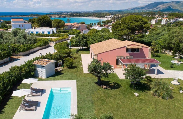 Private villa walking distance from the beach