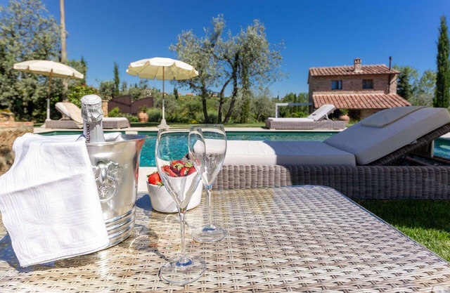 Private Villa with private pool, A/C, WIFI, TV, terrace, pets allowed, close to San Gimignano