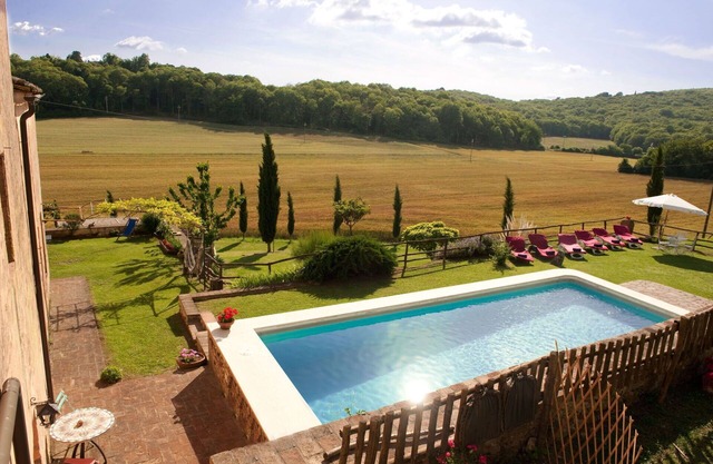 Private Villa with A/C, private pool, WIFI, hot tub, TV, patio, panoramic view, close to Siena