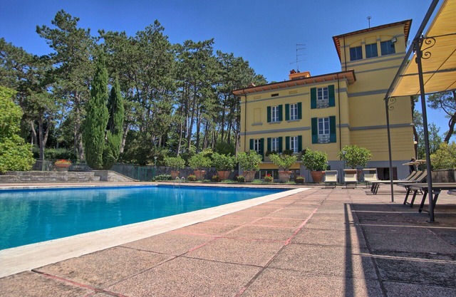 Private Villa with hot tub, WIFI, private pool, TV, pets allowed, panoramic view, close to Arezzo