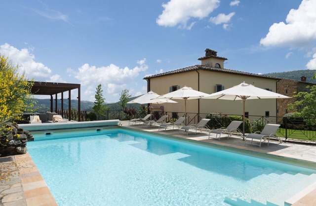 Private Villa with hot tub, A/C, WIFI, private pool, TV, patio, panoramic view, close to Arezzo