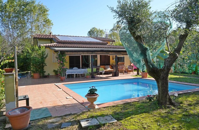 Private Villa with private pool, A/C, WIFI, TV, veranda, pets allowed, parking, close to La Spezia