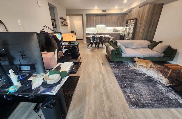 Private Zen Den in Shared Condo: Fast WiFi, AC, Direct Bus to BART & SF