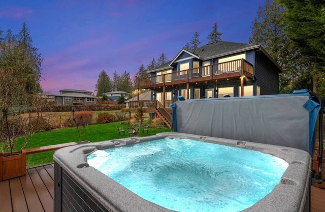 Puget Sound Retreat - 4 Bedroom Home w/Hot Tub