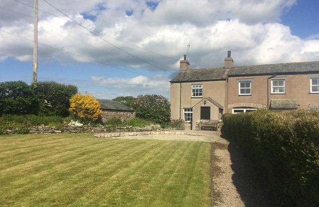 PYE HALL COTTAGE, family friendly, with a garden in Silverdale